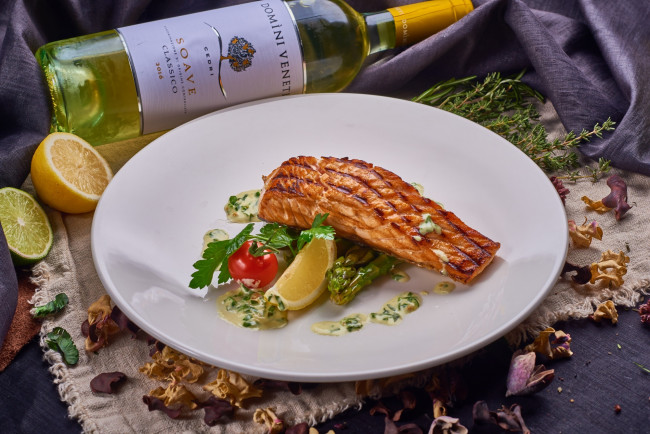 Обои картинки фото еда, рыба,  морепродукты,  суши,  роллы, лосось, овощи, лимон, вино