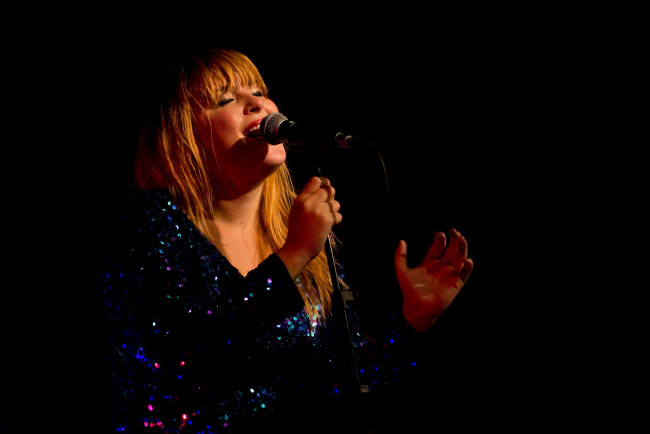 Обои картинки фото музыка, - другое, микрофон, черный, фон, певица