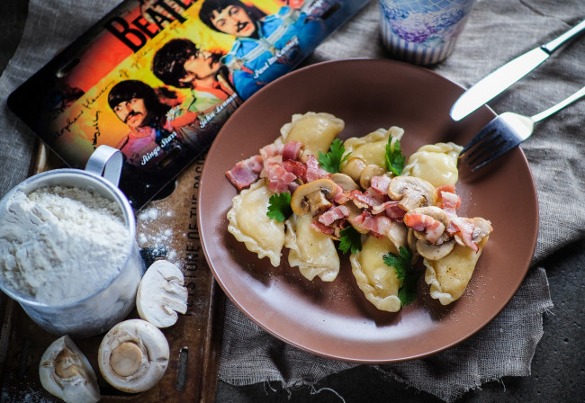 Обои картинки фото еда, пельмени,  манты,  вареники, грибы, шкварки, вареники