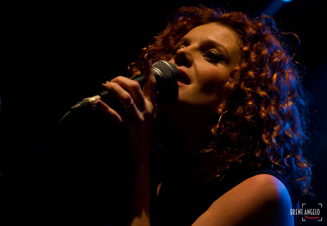 Обои картинки фото музыка, - другое, микрофон, певица, женщина