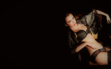 Картинка девушки sarah+stephens белье халат модель шатенка кресло