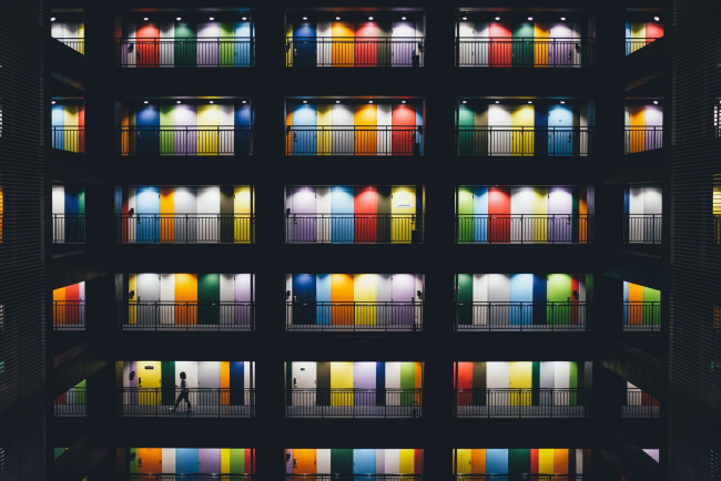 Обои картинки фото города, - здания,  дома, токио, этажи, двери, Япония, человек, дом, город