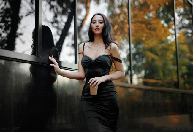 Обои картинки фото девушки, -unsort , брюнетки, темноволосые, темные, волосы, wallhaven, женщины, на, открытом, воздухе, платье, стекло, отражение, ожерелье, декольте, кофе, глядя, зрителя, голые, плечи