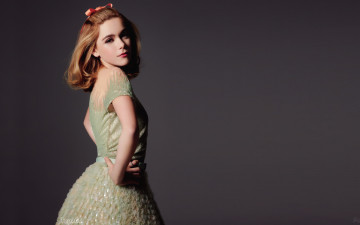 Картинка девушки kiernan+shipka платье бантик рыжая