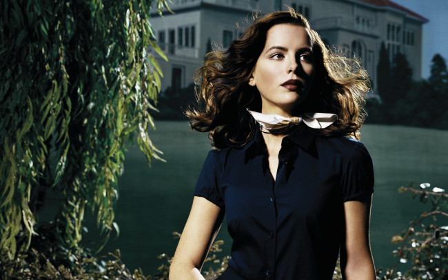 Обои картинки фото девушки, kate beckinsale, ива, особняк, блузка, актриса, шатенка