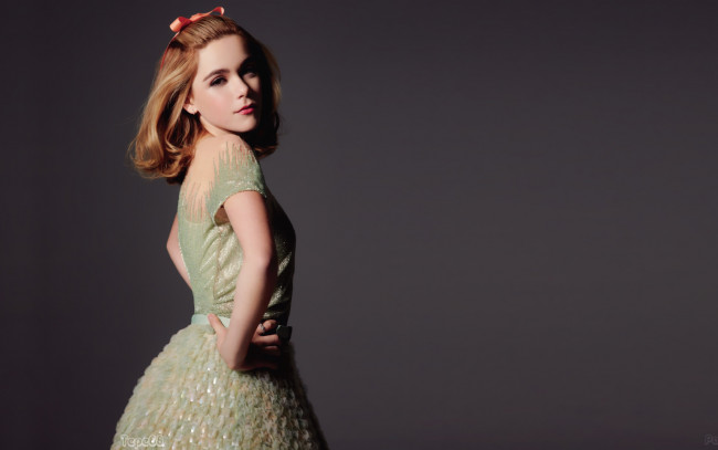 Обои картинки фото девушки, kiernan shipka, платье, бантик, рыжая