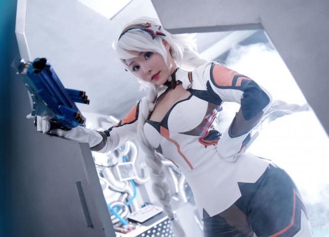 Обои картинки фото девушки, liu you qi, костюм, косы, оружие