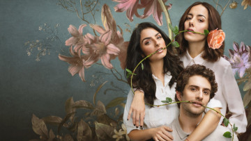 обоя кино фильмы, la casa de las flores , сериал, девушки, парень, роза, цветы