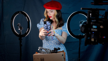 Картинка not+okay+||+2022 кино+фильмы not+okay not okay кино кадры zoey deutch не в порядке комедия драма зои дойч