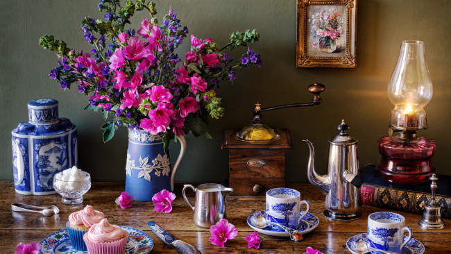 Обои картинки фото еда, натюрморт, лампа, книга, кофейник, букет, кексы, сливки, кофемолка