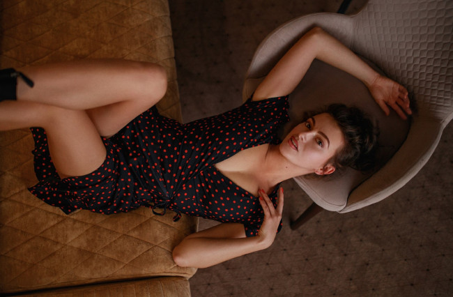 Обои картинки фото девушки, - брюнетки,  шатенки, шатенка, платье, кровать, кресло