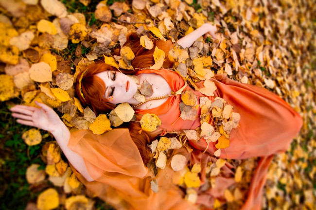 Обои картинки фото девушки, алиса арефьева, образ, костюм, косплей, листья, осень