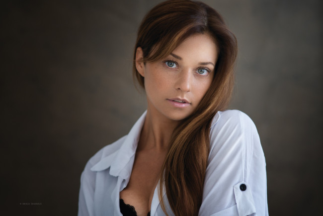 Обои картинки фото девушки, - лица,  портреты, простой, фон, декольте, денис, дрожжин, модель, брюнетка, студия, черная, латунь, белая, рубашка, в, помещении, смотрит, на, зрителя, длинные, волосы