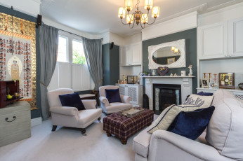 Картинка интерьер гостиная кресла камин декор