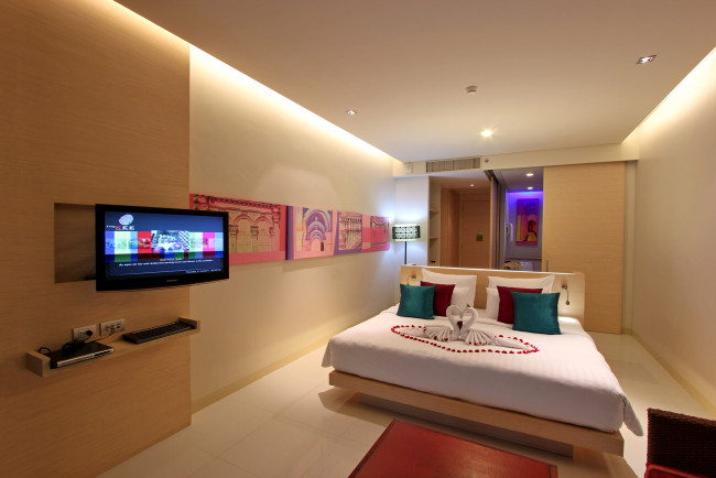 Обои картинки фото интерьер, спальня, телевизор, кровать, подушки, картины