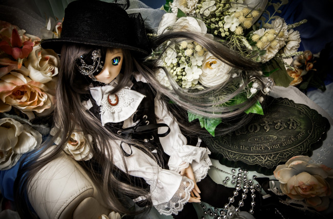 Обои картинки фото разное, игрушки, кукла, игрушка, цветы, шляпа, волосы, повязка