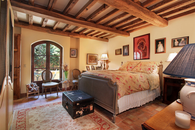 Обои картинки фото интерьер, спальня, стиль, светильник, люстра, подушки