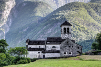 Картинка church+of+cevio +maggia+valley города -+католические+соборы +костелы +аббатства церковь горы