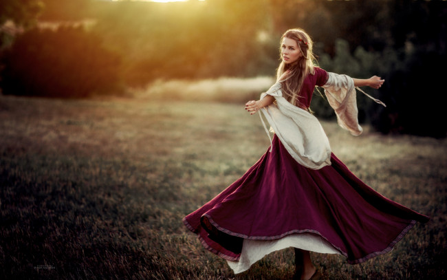 Обои картинки фото девушки, -unsort , брюнетки,  шатенки, утро, девушка, поле