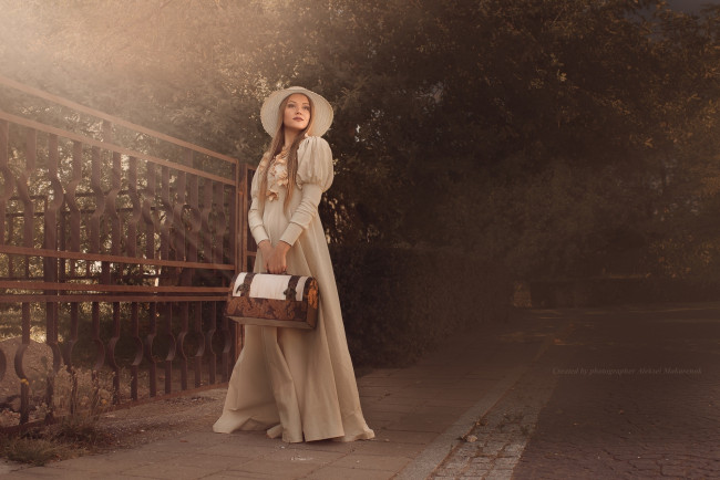 Обои картинки фото девушки, -unsort , брюнетки,  шатенки, шляпа, девушка, красивая, ретро, платье, забор, саквояж, деревья, тротуар