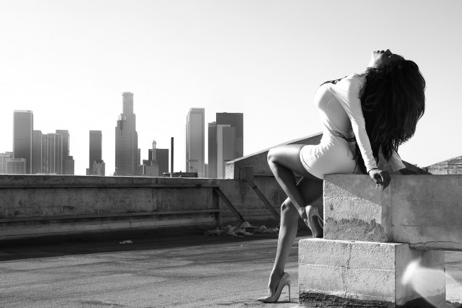 Обои картинки фото девушки, -unsort , Черно-белые обои, gizel, поза, девушка, дома, крыша, город, небо, каблуки