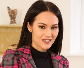 Картинка daisy+rose девушки модель красотка шатенка взгляд улыбка комната