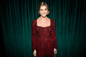 Картинка нино+нинидзе девушки платье шторы кулисы стоит макияж улыбка взгляд блондинка поза актриса девушка нино нинидзе