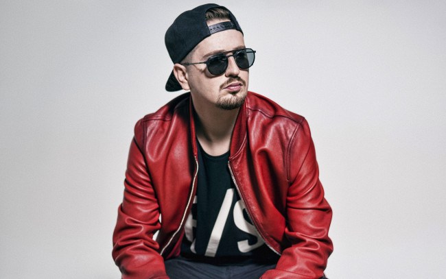 Обои картинки фото robin schulz, музыка, -другое, портрет, немецкий, диджей, робин, шульц, фотошоп, красная, куртка