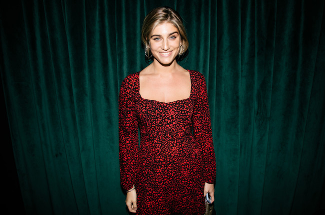 Обои картинки фото нино нинидзе, девушки, платье, шторы, кулисы, стоит, макияж, улыбка, взгляд, блондинка, поза, актриса, девушка, нино, нинидзе