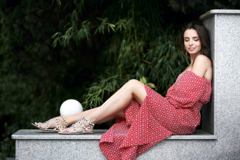 Картинка девушки -+брюнетки +шатенки платье босоножки поза