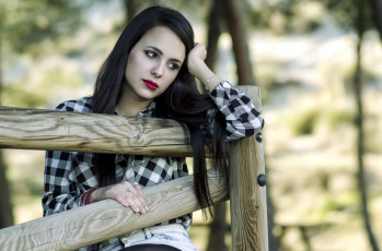 Картинка девушки -+брюнетки +шатенки брюнетка поза забор elena castillo