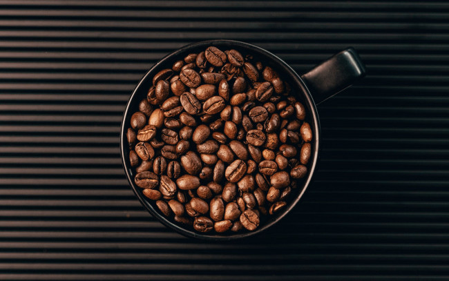 Обои картинки фото еда, кофе,  кофейные зёрна, чашка, зерна, кофейные