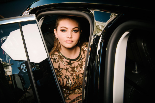 Обои картинки фото thylane blondeau, девушки, thylane, blondeau, автомобиль, авто, салон, шатенка, девушка, модель, актриса, франция, француженка, красотка, сексуальная, поза, взгляд, макияж