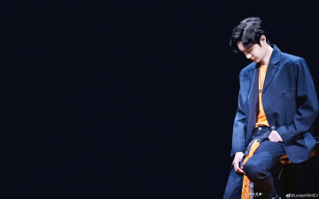 Картинка мужчины wang+yi+bo актер певец костюм стул