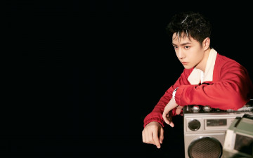 Картинка мужчины wang+yi+bo актер певец куртка магнитофон