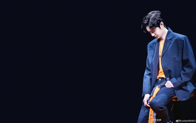 Обои картинки фото мужчины, wang yi bo, актер, певец, костюм, стул