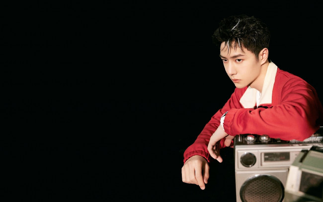 Обои картинки фото мужчины, wang yi bo, актер, певец, куртка, магнитофон