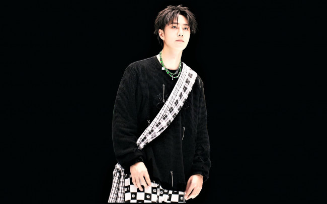 Обои картинки фото мужчины, wang yi bo, актер, певец, танцор, свитер, полотенце