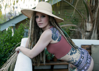 Картинка девушки -+блондинки +светловолосые блондинка шляпа топ тату балкон