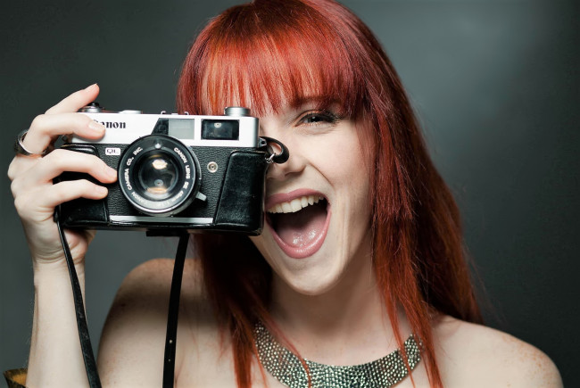Обои картинки фото девушки, - лица,  портреты, рыжая, лицо, фотоаппарат