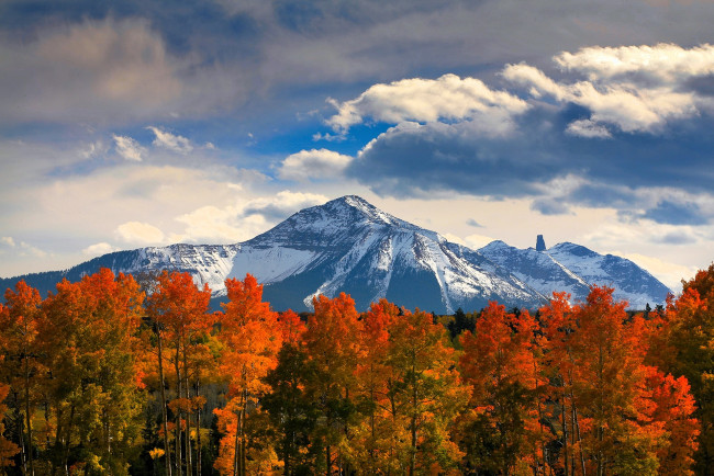 Обои картинки фото природа, горы, лес, осень, облака