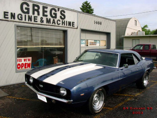 Картинка автомобили выставки уличные фото