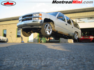 Картинка автомобили выставки уличные фото