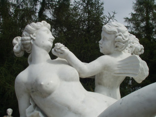 Картинка города памятники скульптуры арт объекты мать ребёнок цветы