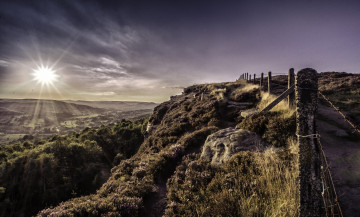 Картинка природа дороги панорама палящее солнце ограда горы лес тропинка