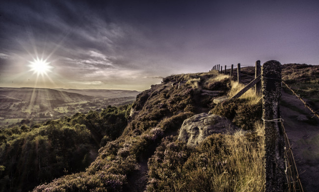 Обои картинки фото природа, дороги, панорама, палящее, солнце, ограда, горы, лес, тропинка