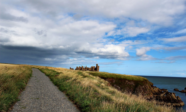 Обои картинки фото природа, дороги, океан, побережье, трава, дорога, развалины