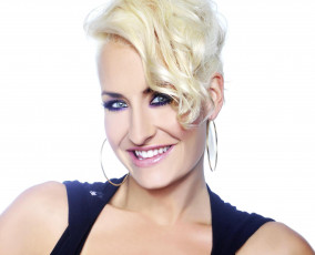 обоя музыка, sarah connor, сара, коннор, майка, блондинка, улыбка, серьги, певица