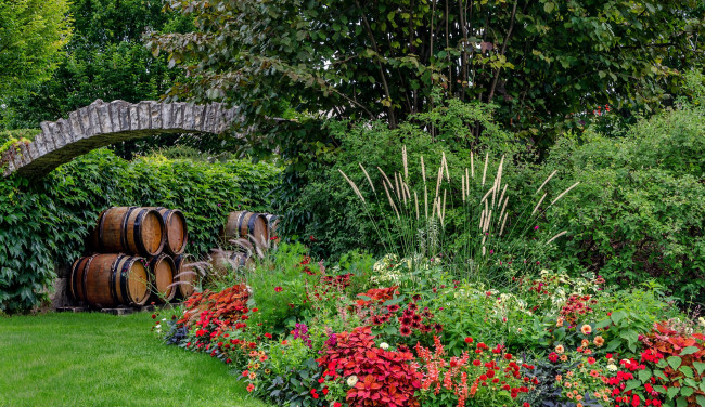 Обои картинки фото природа, парк, мост, бочки, цветы, газон