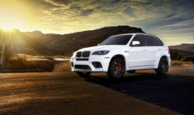 Обои картинки фото автомобили, bmw, x5m, white, tuning, wheels, frontside